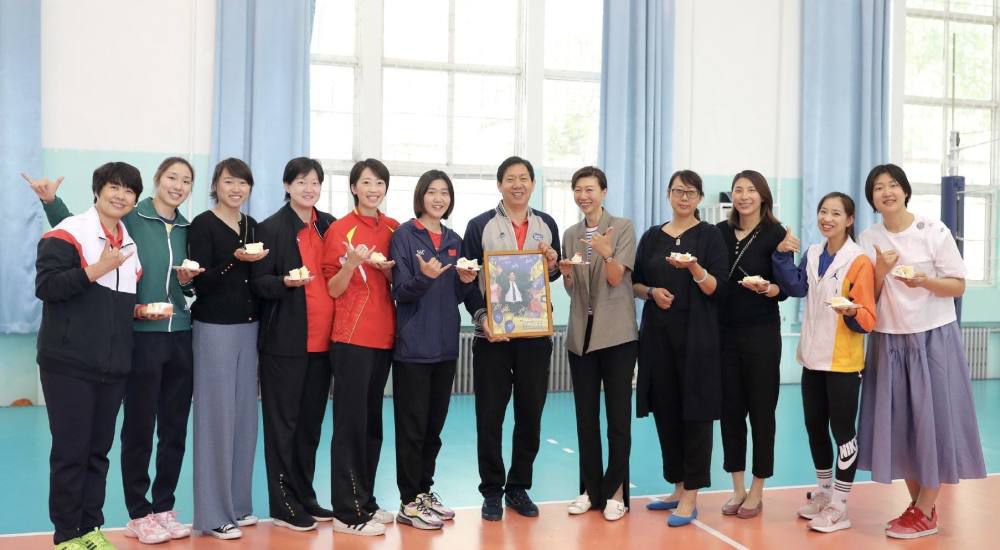 说着，吴东海又对吴鑫道：叶辰不过是一个有点实力，但没什么背景的普通人，我们想要杀他，随时都可以，不急在这一时。